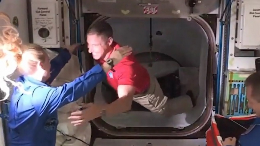Khoảnh khắc 4 phi hành gia bay lơ lửng vào Trạm Vũ trụ Quốc tế (ISS)